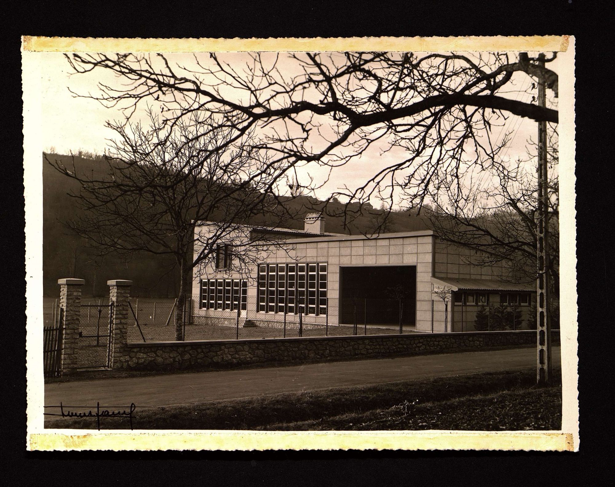 Du " taudis scolaire " à l'école prototype, la construction de l'école de Peyzac le Moustier.