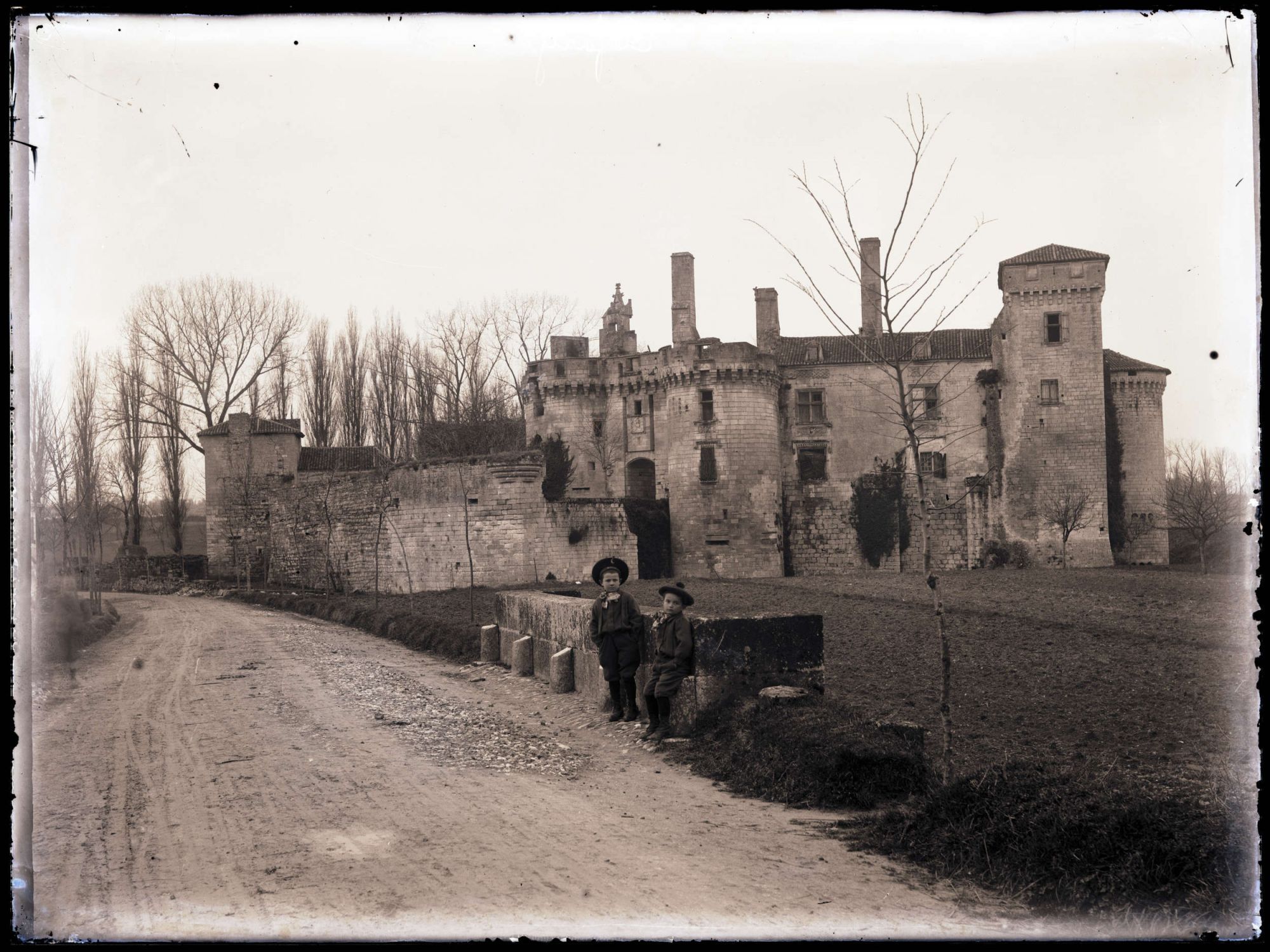 Les lieux : Vendoire et ses environs  -  V